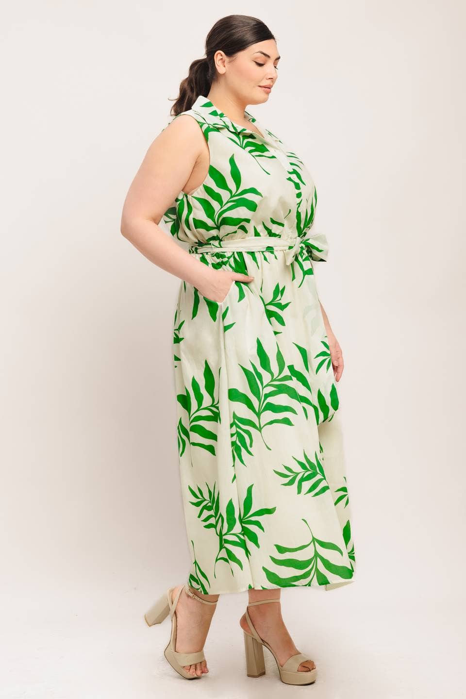 A printed woven midi dress - Plus