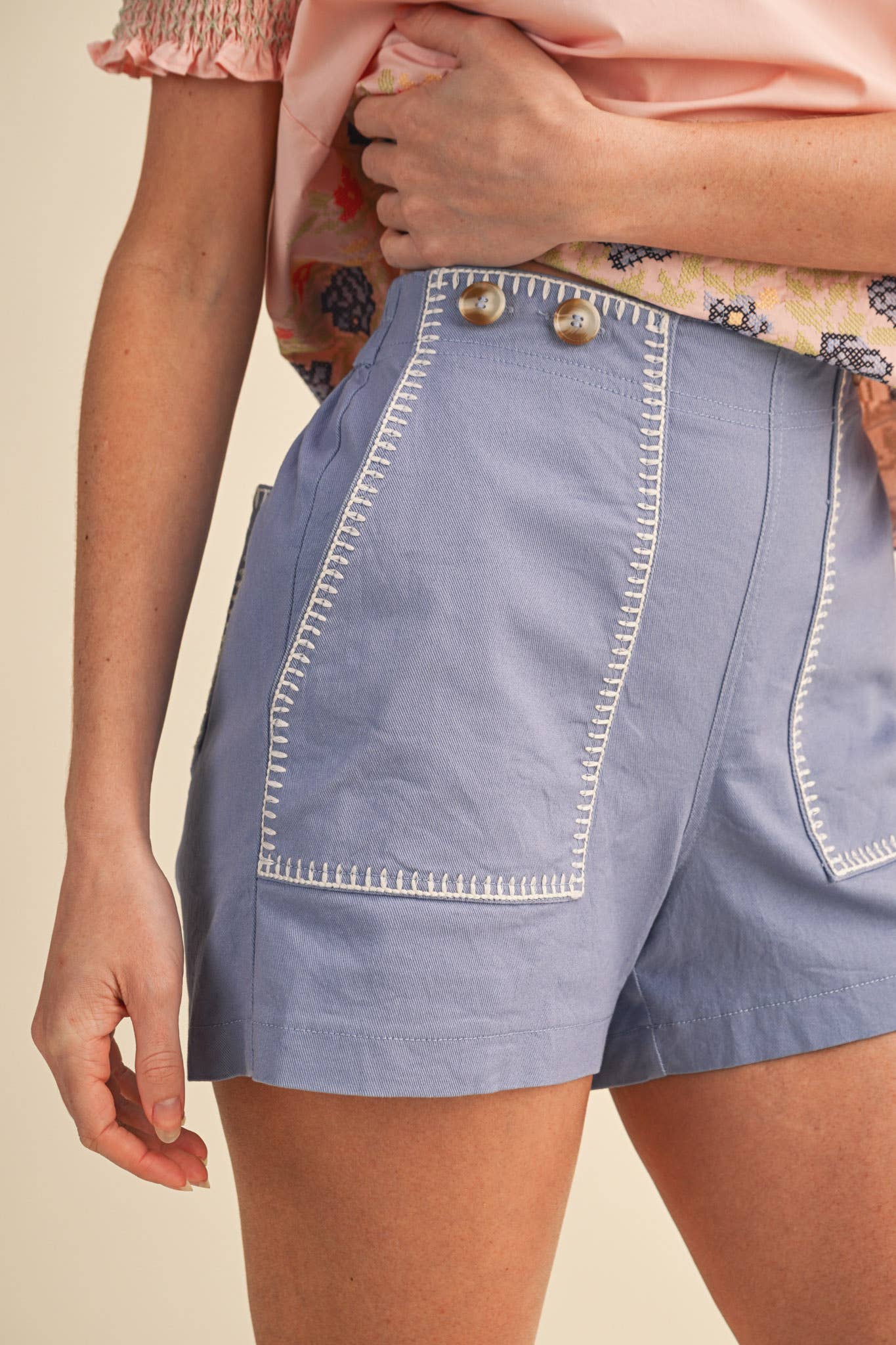 HIGH WAIST SHORTS WITH CONTRAST STITCHING MP4598